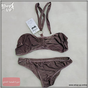 مايوه بكيني ليكرا باللون البني بحلقات معدنية ورباط عنق وتفاصيل كشكشة.