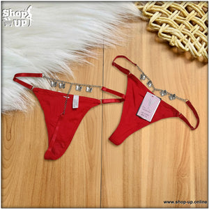 بانتي سترينج أحمر مزين بسلاسل معدنية ودلايات فراشات فضية من الأمام والخلف