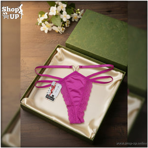 بانتي فتلة حريمي باللون الفوشيا مزين بدانتيل ناعم وحلية معدنية داخل علبة هدايا